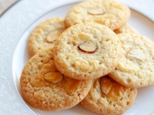 Best Saffron Almond Biscuits For Gourmet Lovers A plate of golden saffron almond biscuits, baked to perfection, topped with almonds for a treat.